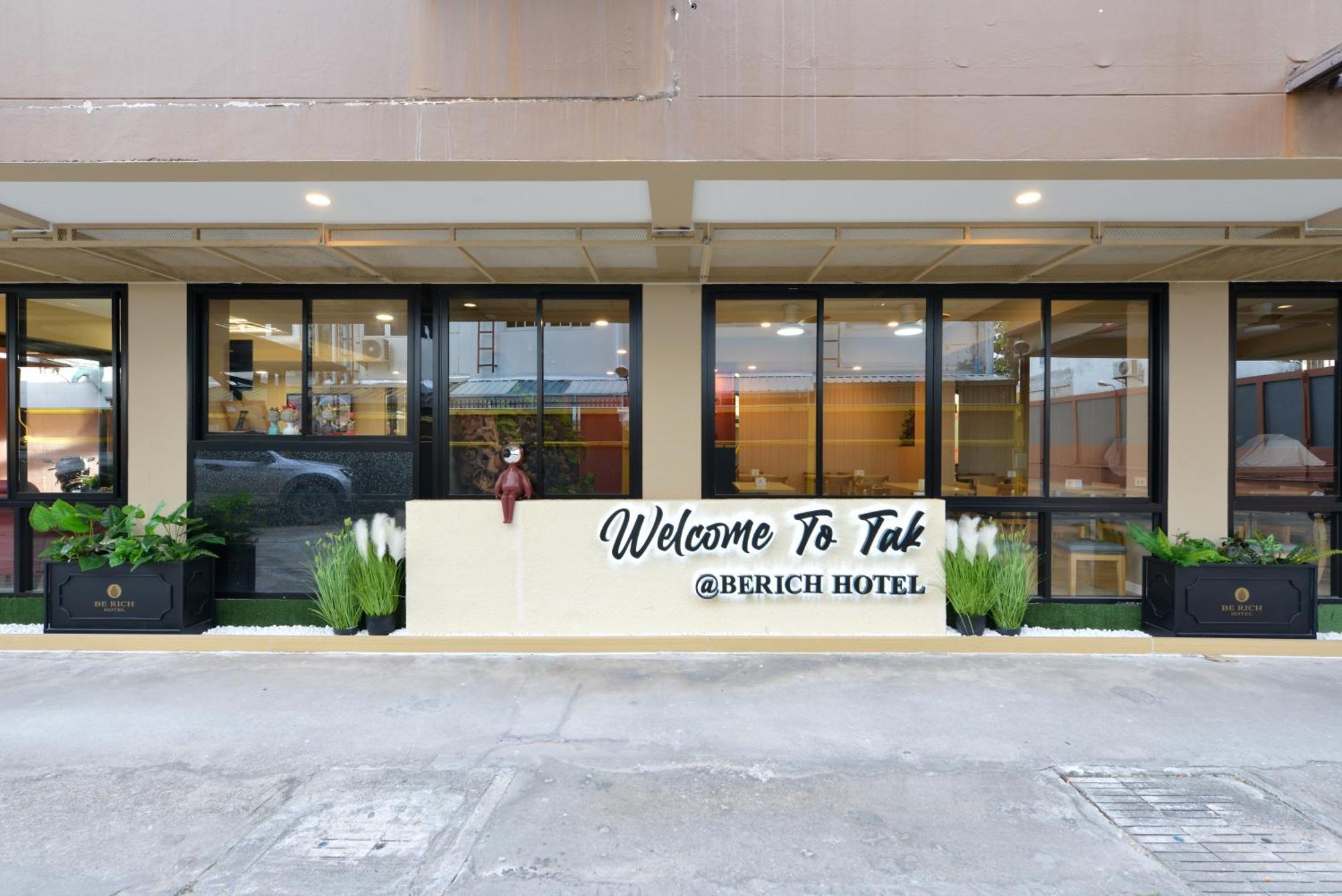 Berich Hotel Tak Exterior photo