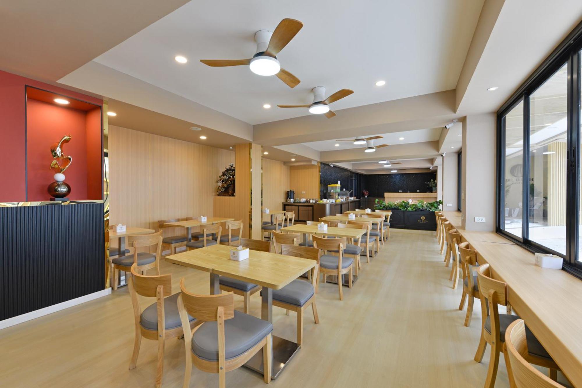 Berich Hotel Tak Exterior photo